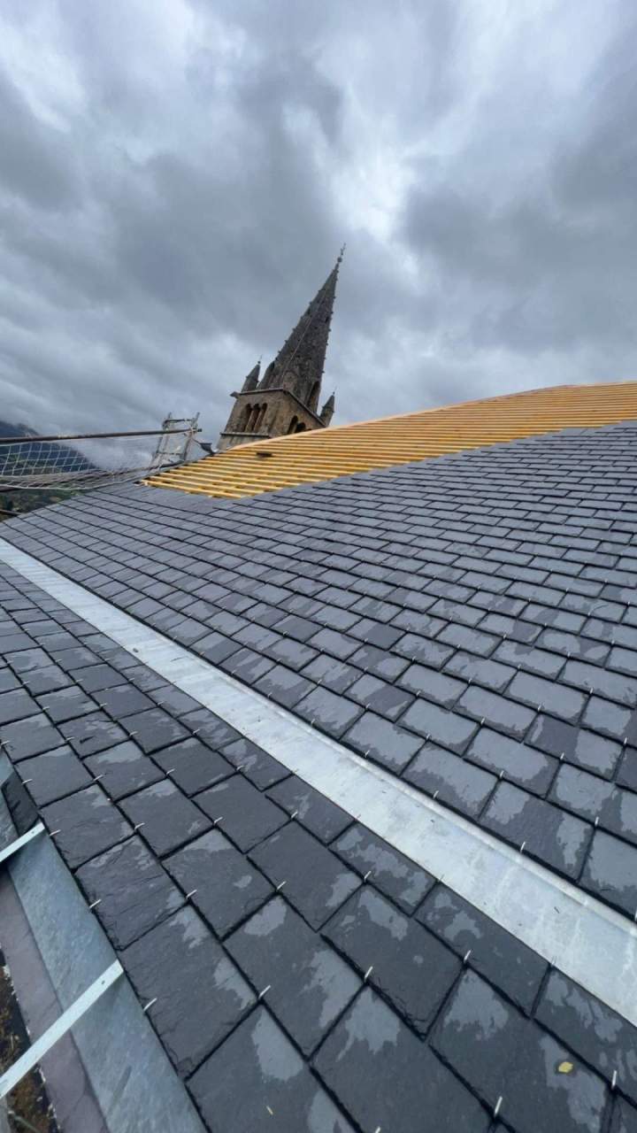 Pose de couverture en ardoise naturelle