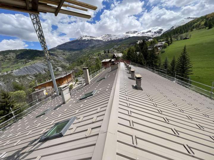 Nous proposons des solutions de couverture durables, alliant esthétique et protection.